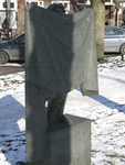 905772 Afbeelding het natuurstenen beeldhouwwerk 'Désiree' van Ellie Hahn (1950) in winterse sfeer, in 1993 geplaatst ...